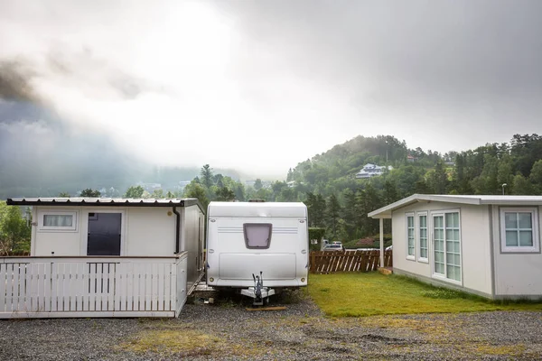 Campers op Camping door de Geirangerfjord in Noorwegen. Concept foto 's — Stockfoto