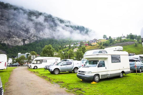 Autocaravanas en el camping junto al Geirangerfjord en Noruega. Concepto imágenes —  Fotos de Stock