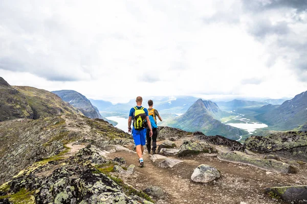 Mutlu spor adam Bassegen hiking. Norveç — Stok fotoğraf