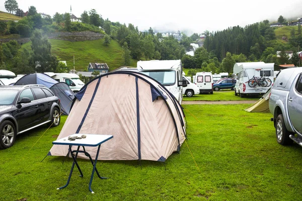 Autocaravanas en el camping junto al Geirangerfjord en Noruega. Concepto imágenes Fotos de stock