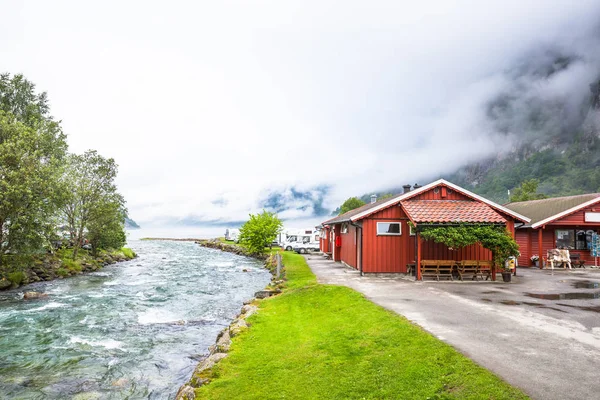 Autocaravanas en el camping junto al Geirangerfjord en Noruega. Concepto imágenes Imagen De Stock