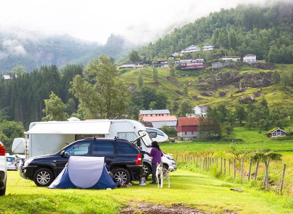 Campers op Camping door de Geirangerfjord in Noorwegen. Concept foto 's Rechtenvrije Stockafbeeldingen