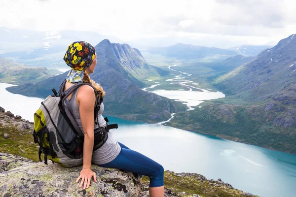 Gelukkig sport vrouw wandelen in Bassegen. Noorwegen Stockafbeelding