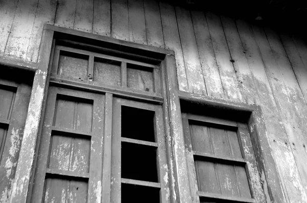 Rustykalne Okna Drewnianym Domu — Zdjęcie stockowe