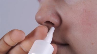 Kız bir soğuk var, nezle burun damla kullanır. Seçici odak.