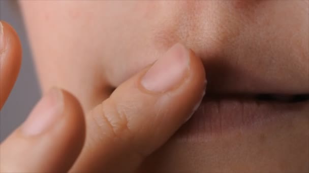 Menina Jovem Aplicar Produtos Naturais Cuidados Pele Rosto — Vídeo de Stock