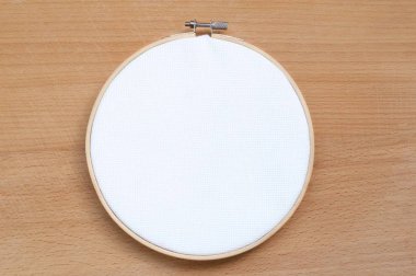 Beyaz bir bez ile yuvarlak ahşap hoop.
