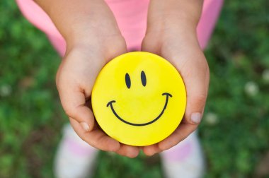 Kız gülümsemek ifade el ve gülümseyen tutuyor.