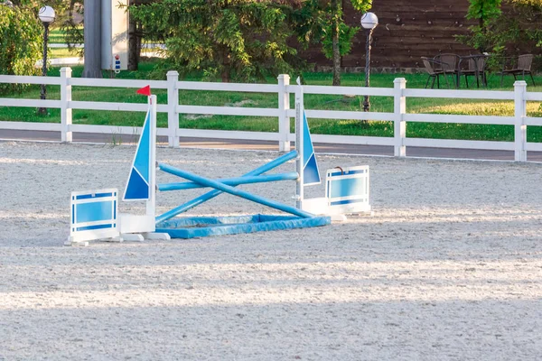 Mostrar las barreras de salto en el suelo. Arena para deportes ecuestres —  Fotos de Stock