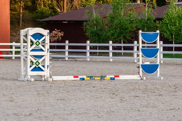 Mostrar las barreras de salto en el suelo. Arena para deportes ecuestres —  Fotos de Stock