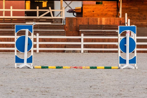 Mostrar las barreras de salto en el suelo. Arena para deportes ecuestres —  Fotos de Stock