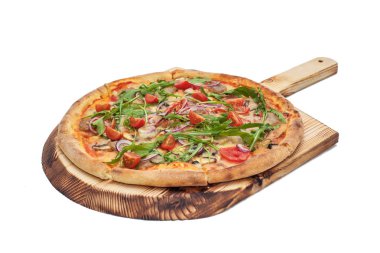 Gıda hizmeti konsepti - beyaz arka plan üzerinde pizza ile ahşap tahta