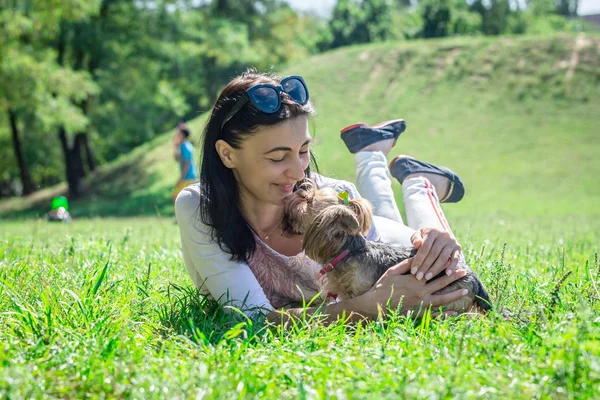 Coole Welpen und junge Frauen, die sich in einem Park vergnügen. Sommer — Stockfoto