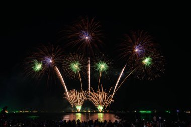  CHONBURI, THAILAND, Pattaya Körfezi 'nde Gerçek Havai fişekler, Ulusal Havai fişek Festivali yarışması, her yıl Kasım ayında, posta kartı, duvar kağıdı, web, sayfa, dergi için güzel havai fişek gösterisi