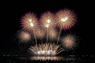 PATTAYA, CHONBURI, THAILAND, Pattaya Körfezi 'nde Gerçek Havai fişekler, Pattaya Ulusal Havai fişek Festivali yarışması, her yılın Kasım ayında, orta denizdeki parlak havai fişek gösterisi, kartpostal duvar kağıdı arkaplan fotoğrafı için,