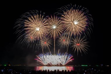 PATTAYA, CHONBURI, THAILAND, Pattaya Körfezi 'nde Gerçek Havai fişekler, Pattaya Ulusal Havai fişek Festivali yarışması, her yılın Kasım ayında, orta denizdeki parlak havai fişek gösterisi, kartpostal duvar kağıdı arkaplan fotoğrafı için,