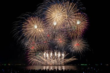 PATTAYA, CHONBURI, THAILAND, Pattaya Körfezi 'nde Gerçek Havai fişekler, Pattaya Ulusal Havai fişek Festivali yarışması, her yılın Kasım ayında, orta denizdeki parlak havai fişek gösterisi, kartpostal duvar kağıdı arkaplan fotoğrafı için,