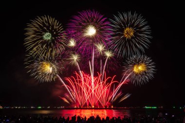 PATTAYA, CHONBURI, THAILAND, Pattaya Körfezi 'nde Gerçek Havai fişekler, Pattaya Ulusal Havai fişek Festivali yarışması, her yılın Kasım ayında, orta denizdeki parlak havai fişek gösterisi, kartpostal duvar kağıdı arkaplan fotoğrafı için,