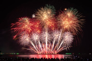 PATTAYA, CHONBURI, THAILAND, Pattaya Körfezi 'nde Gerçek Havai fişekler, Pattaya Ulusal Havai fişek Festivali yarışması, her yılın Kasım ayında, orta denizdeki parlak havai fişek gösterisi, kartpostal duvar kağıdı arkaplan fotoğrafı için,