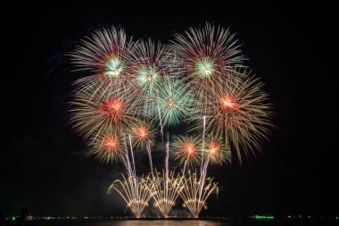 PATTAYA, CHONBURI, THAILAND, Pattaya Körfezi 'nde Gerçek Havai fişekler, Pattaya Ulusal Havai fişek Festivali yarışması, her yılın Kasım ayında, orta denizdeki parlak havai fişek gösterisi, kartpostal duvar kağıdı arkaplan fotoğrafı için,