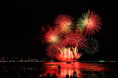 PATTAYA, THAILAND, Pattaya Körfezi 'nde Gerçek Havai fişekler, Pattaya Ulusal Havai fişek Festivali yarışması, her yıl Kasım ayında, posta kartı, duvar kağıdı, arka plan, fotoğraf, web, sayfa, dergi, sosyal medya için parlak ışık gösterisi.