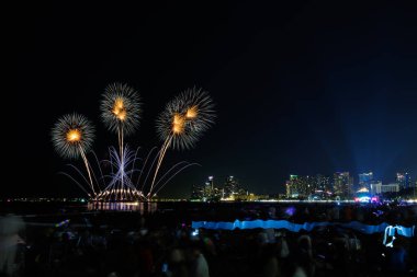 PATTAYA, CHONBURI, THAILAND, Pattaya Körfezi 'nde Gerçek Havai fişekler, Pattaya Ulusal Havai fişek Festivali yarışması, Orta Deniz' de Parlak Işık Gösterisi, halk havai fişek yarışmasını ziyarete geldi.