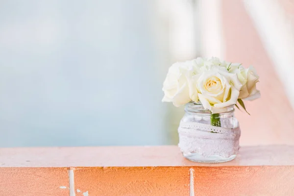 Witte Roos Glazen Pot Baksteen Pastel Kleur Achtergrond — Stockfoto