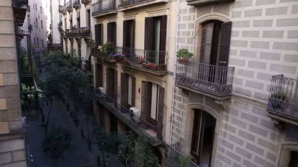 Balcón de un edificio histórico en el barrio gótico de Barcelona — Vídeos de Stock
