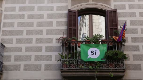 Balkon van een historisch gebouw in gotische wijk Barcelona — Stockvideo