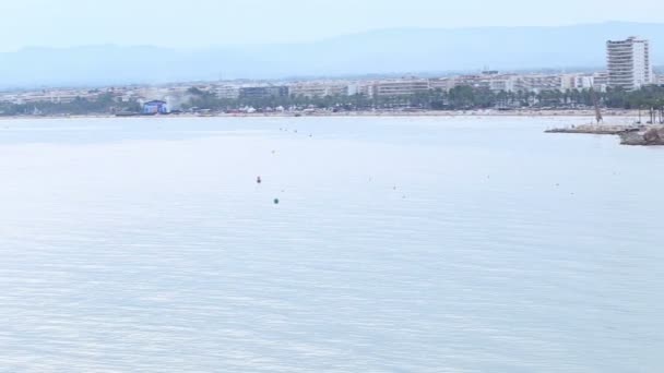 Panorama con vistas al mar y a la playa al atardecer — Vídeos de Stock
