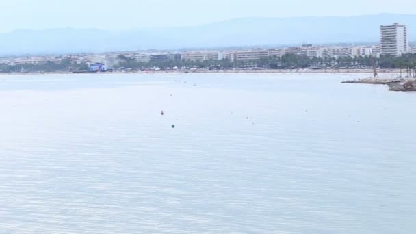 Blick auf das Meer und den Strand bei Sonnenuntergang — Stockvideo