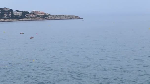 Панорама с видом на море и пляж на закате — стоковое видео