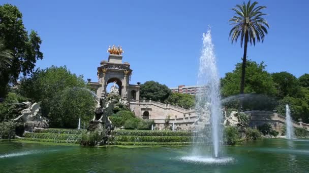 Fuente gran cascada en parque de la ciudadela en barcelona — Vídeos de Stock