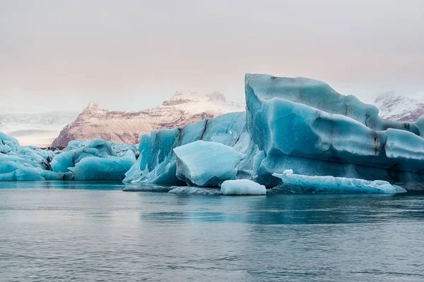 Παγόβουνα Στη Λίμνη Jokulsarlon Κοντά Στον Παγετώνα Vatnajokull Ξημέρωμα Της — Φωτογραφία Αρχείου