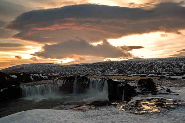 Při západu slunce se nachází vodopád Godafoss, Island — Stock fotografie