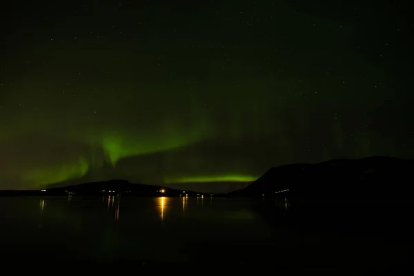 Luz del norte en el lago Hafravatn, Islandia —  Fotos de Stock