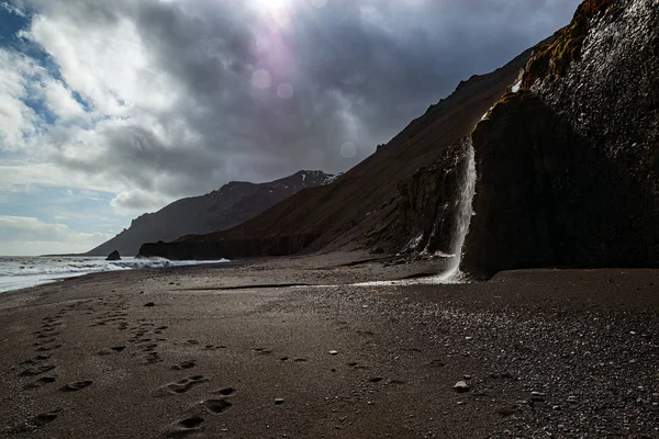 İzlanda'da siyah bir plajda Şelale — Stok fotoğraf