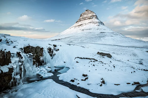 Góra i wodospad Kirkjufell o zachodzie słońca, Islandia — Zdjęcie stockowe