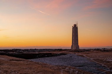 Gün batımında Sıtma feneri, İzlanda