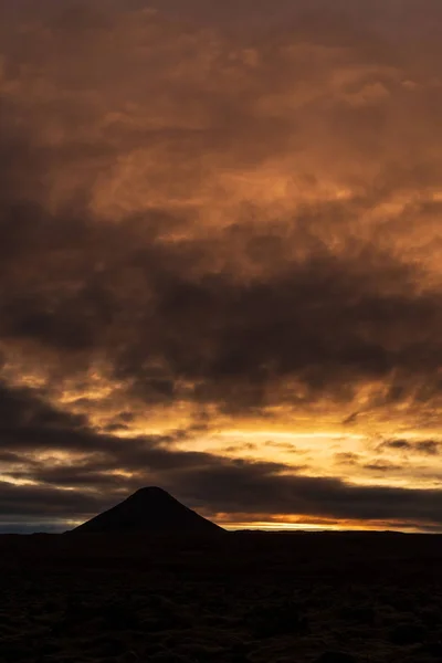 Mount Keilir op zonsondergang bij Reykjavik, IJsland — Stockfoto