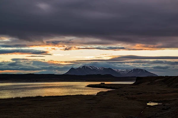 アイスランドのVatnsnes半島で日の出の山と海 — ストック写真