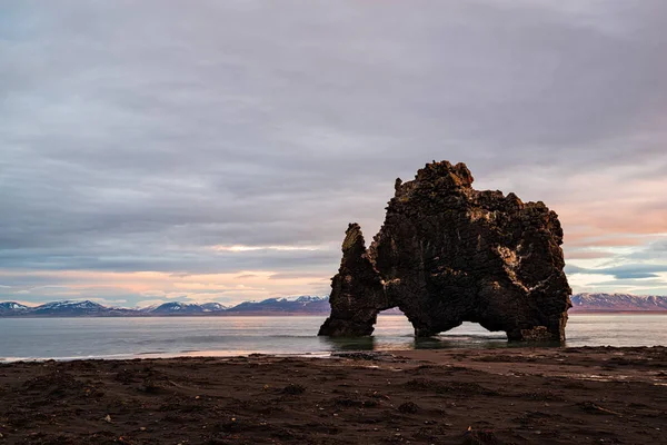 Hvitserkur na Islândia ao nascer do sol — Fotografia de Stock