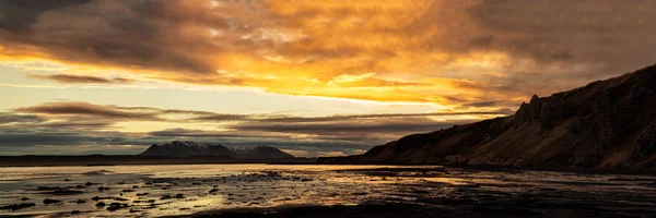 Góry i ocean w pobliżu Hvitserkur w Islandii o wschodzie słońca — Darmowe zdjęcie stockowe