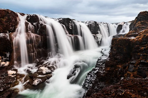 Cascada de Kolugljufur en Islandia — Foto de stock gratis