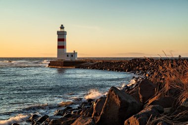 İzlanda 'da gün batımında Gardur deniz feneri