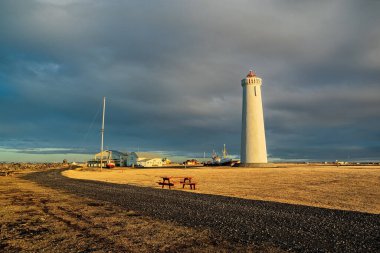 Gardur deniz feneri ve eski gemiler gün batımında, İzlanda