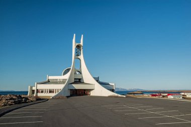 Stykisholmurkirkja, Batı İzlanda 'nın Stykkisholmur şehrinde gün batımında
