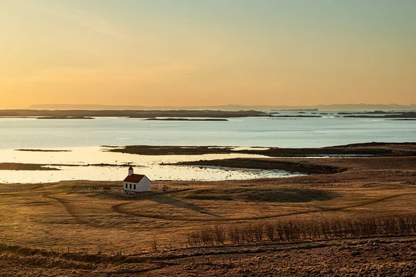 Gün Batımında Stykkisholmur Zlanda Yakınlarındaki Deniz Kenarındaki Tarlada Küçük Bir — Stok fotoğraf