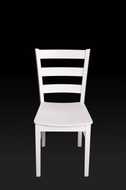 Siyah arka plan üzerine modern beyaz sandalye.