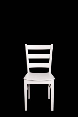 Siyah arka plan üzerine modern beyaz sandalye.